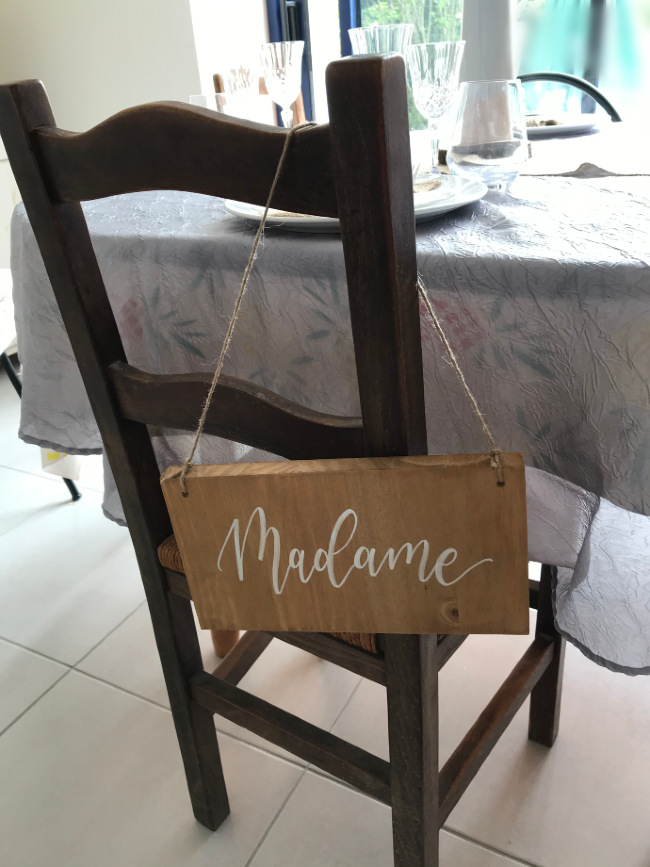 Panneaux de chaises pour les mariés-image