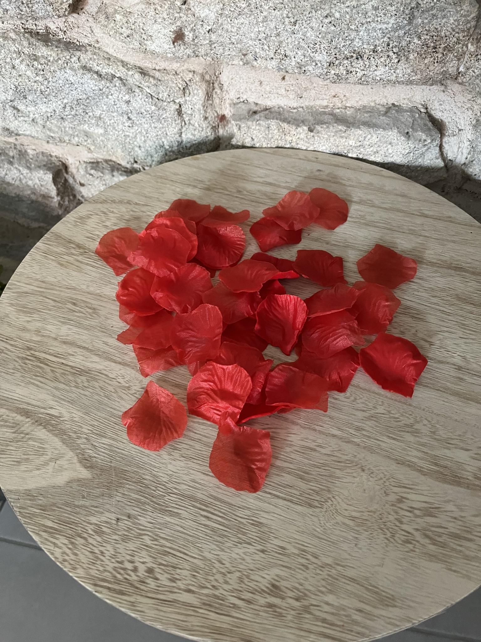 Pétales de roses rouges synthétiques-image